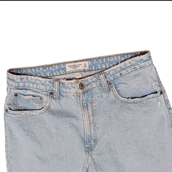 A&F Curve Love 90s Relaxed Fit High Rise Jeans Light Wash - Picture 8 of 15